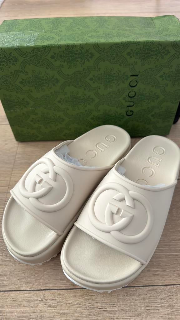 Slippers Gucci beige maat 41, Kleding | Dames, Slippers, Beige, Ophalen of Verzenden, Zo goed als nieuw