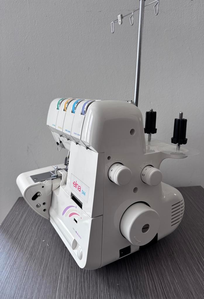 Elna 544 super eenvoudig inrijgen in nieuwstaat, Hobby en Vrije tijd, Naaimachines en Toebehoren, Zo goed als nieuw, Lockmachine
