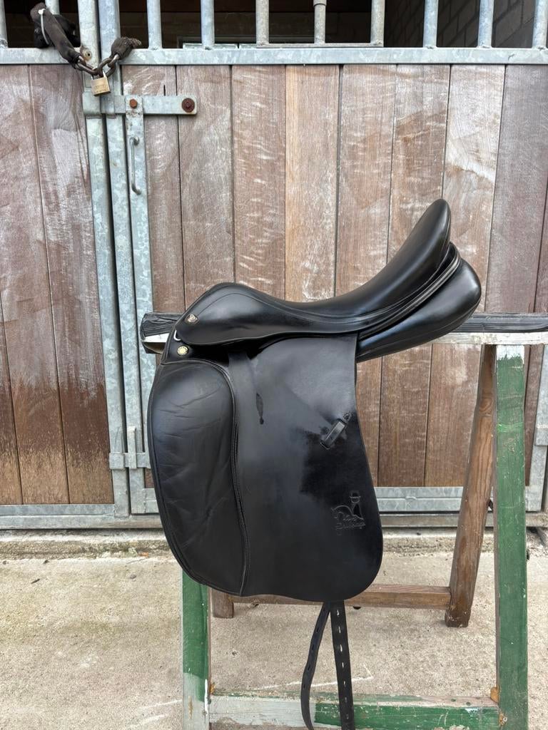 Prestige dressuurzadel - 18inch, boommaat 32. Incl singel, Dieren en Toebehoren, Paarden en Pony's | Zadels, Ophalen, Zo goed als nieuw