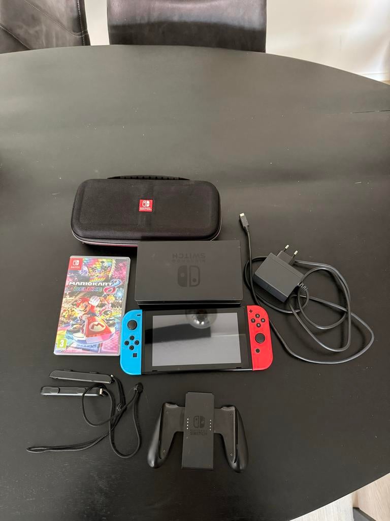 Nintendo Switch met Mario Kart 8 Deluxe, Spelcomputers en Games, Games | Nintendo Switch, Gebruikt, Racen en Vliegen, Ophalen of Verzenden