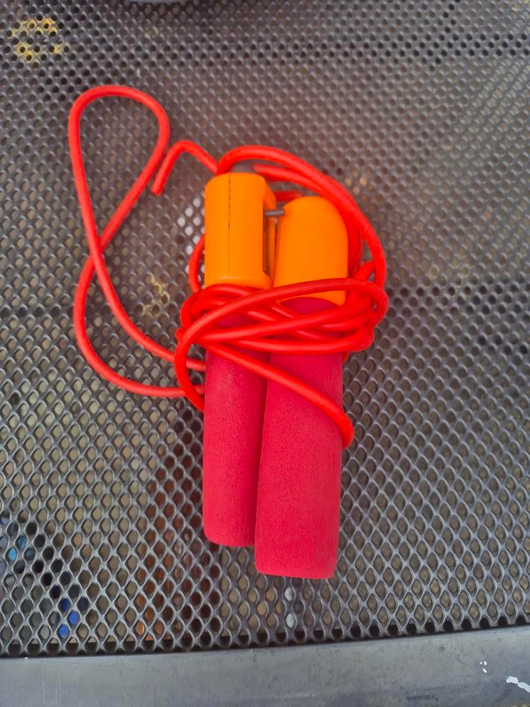 Rood springtouw met oranje handvatten, Sport en Fitness, Ophalen, Sport-springtouw, Gebruikt