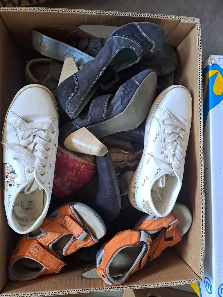 Partij van 14 bananendozen vol goede schoenen, Ophalen, Gedragen, Zwart, Sandalen of Muiltjes