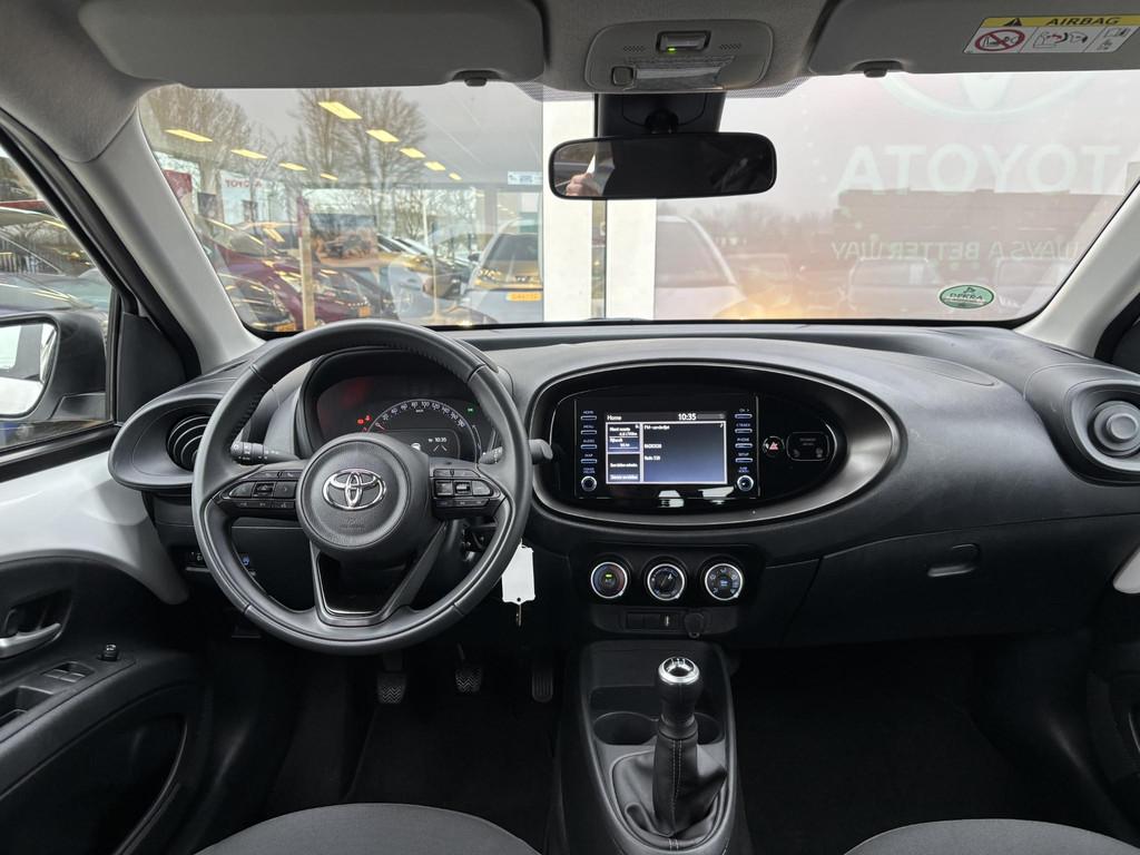 Toyota Aygo X 1.0 VVT-i MT Play | Apple Carplay/Android Auto, Stof, Gebruikt, 920 kg, Start-stop-systeem