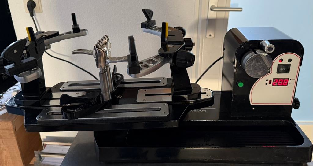 Elektrische Bespanmachine, Sport en Fitness, Tennis, Ophalen, Zo goed als nieuw