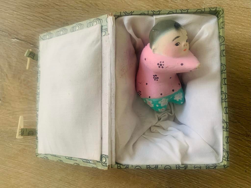 Oud Chinees beeldje in origineel kartonnen doosje, Overige onderwerpen, Minder dan 20 cm, Verzenden, Handgemaakt