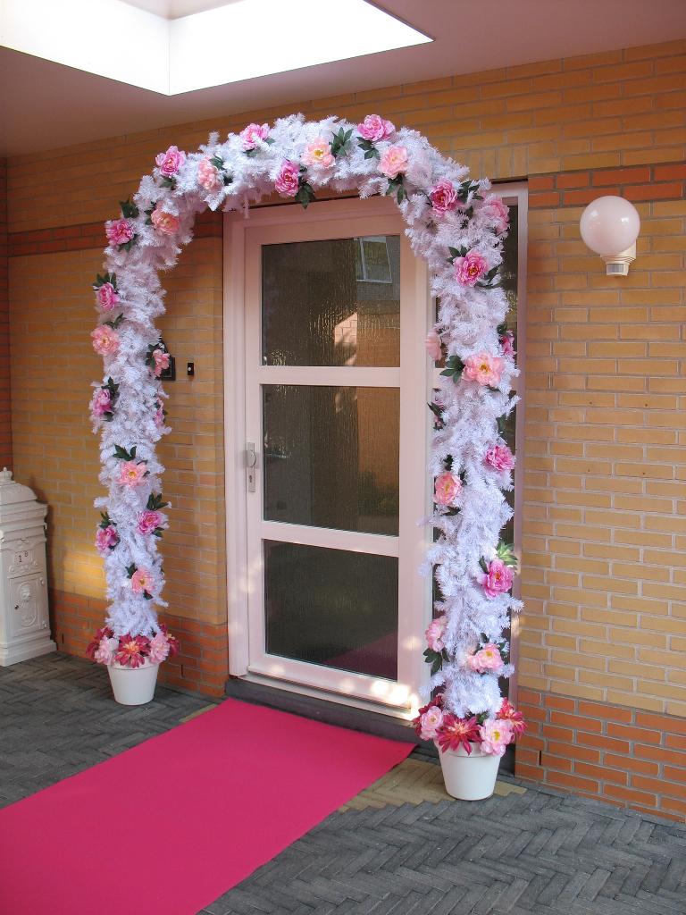 Mooie witte ereboog met roze & fuchsia kleur bloemen te koop, Ophalen, Zo goed als nieuw, Versiering, Geboorte of Huwelijk