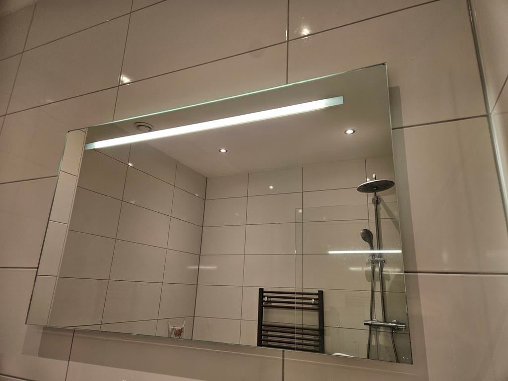 Moderne Badkamerspiegel met Geïntegreerde Verlichting, Huis en Inrichting, Woonaccessoires | Spiegels, Ophalen, Gebruikt, 75 tot 100 cm