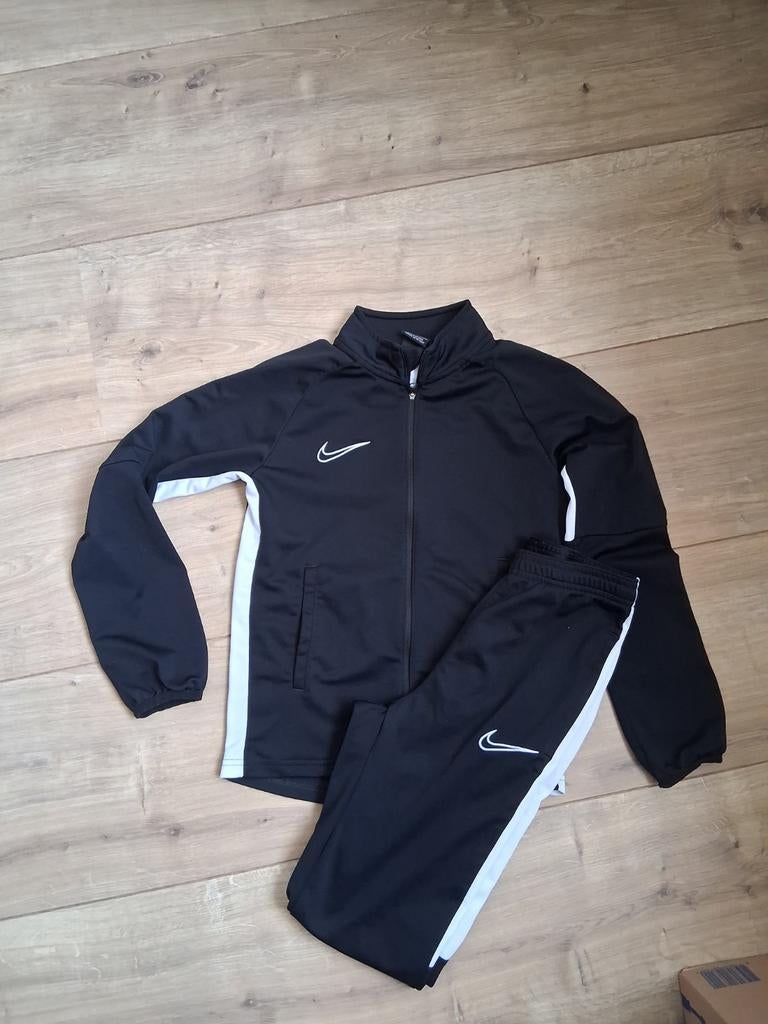 Nike trainingspak maat 137-147 cm, Jongen of Meisje, Sport- of Zwemkleding, Ophalen of Verzenden, Zo goed als nieuw