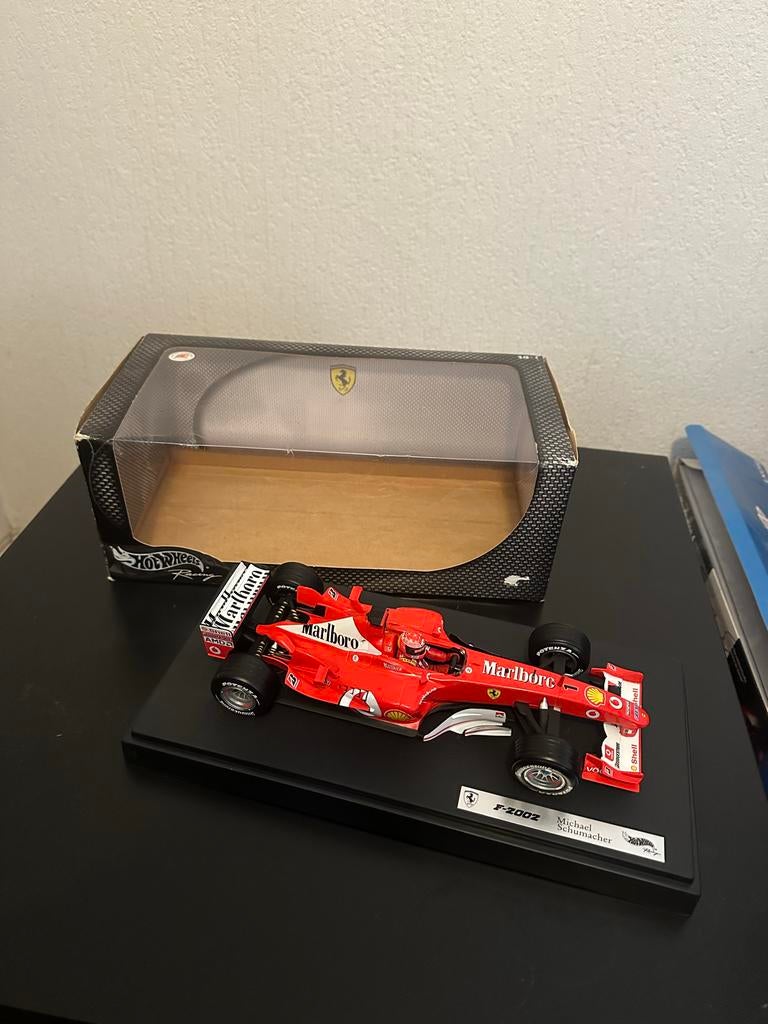 Ferrari F2002 Michael Schumacher 1:18 Hot Wheels, Ophalen, Zo goed als nieuw, Auto, Hot Wheels