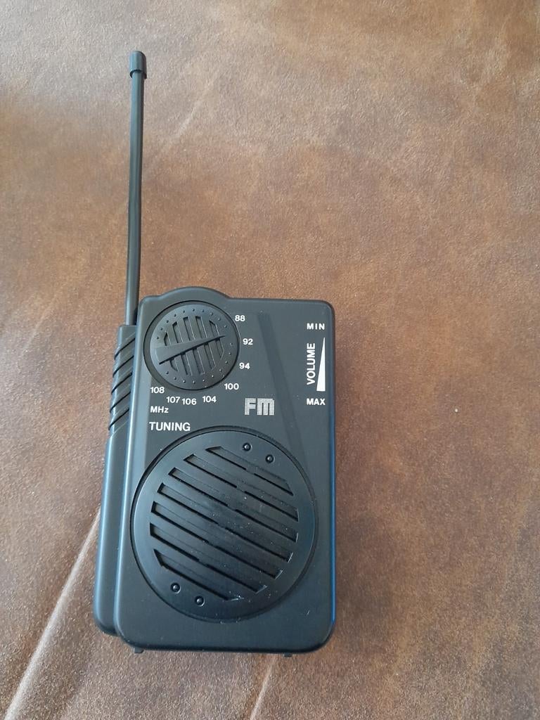 Compacte FM Radio met Antenne - Draagbaar en Handig, Ophalen of Verzenden, Gebruikt, Radio