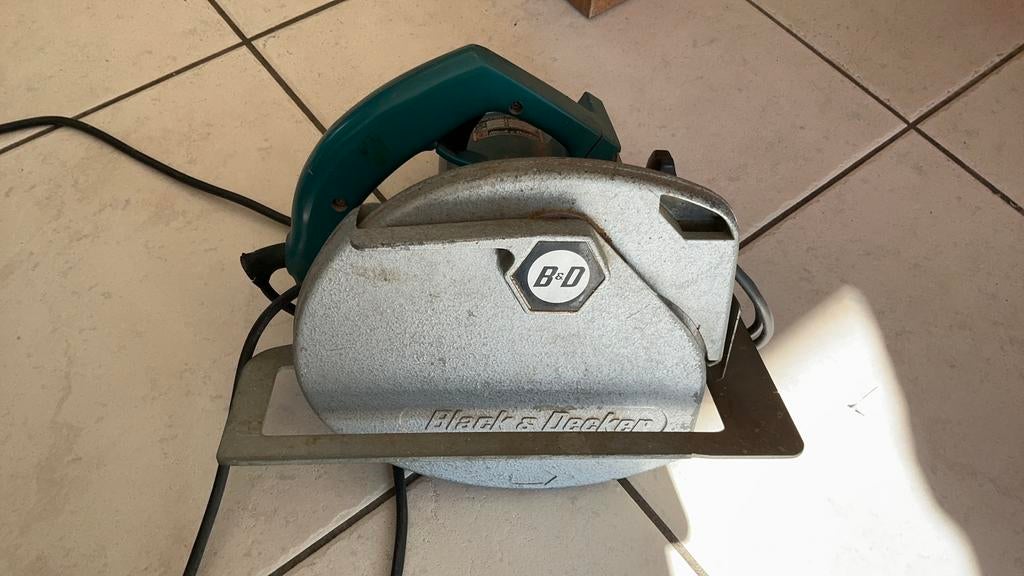 Black & Dekker hand cirkelzaag, Doe-het-zelf en Verbouw, Gereedschap | Zaagmachines, Gebruikt, Cirkelzaag, 600 tot 1200 watt, Ophalen of Verzenden