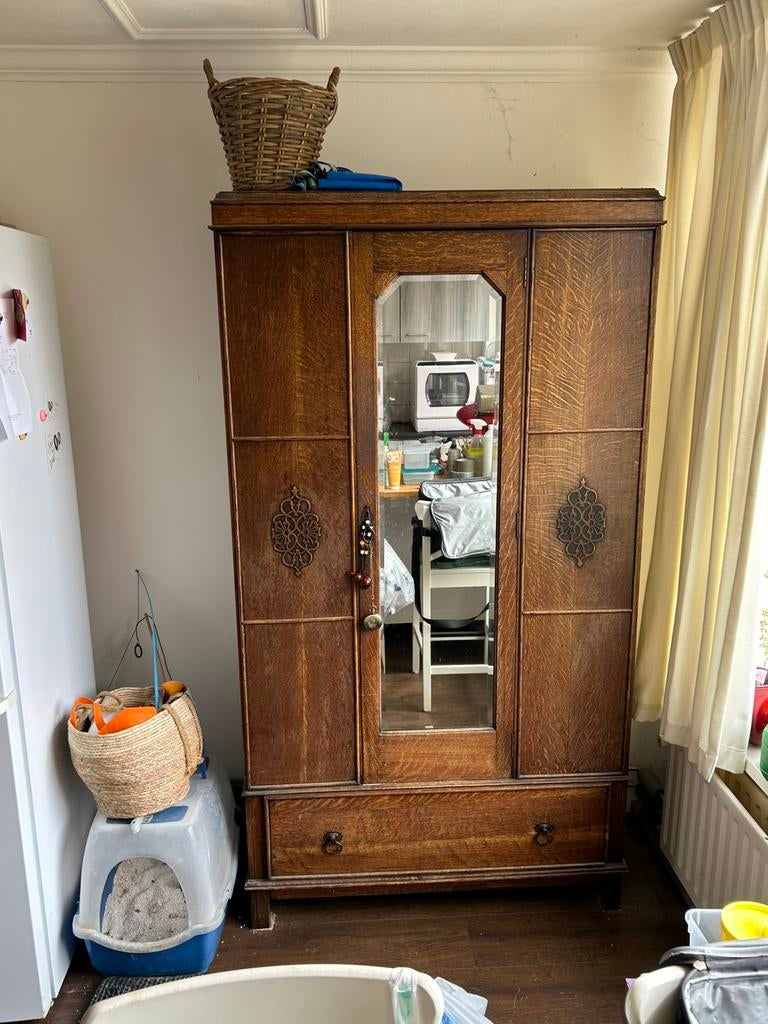 Houten kast met spiegel, Ophalen