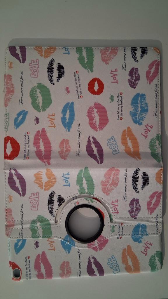 Hoes voor Apple iPad 9.7 2017/2018 Air (2) - Kusjes design, Computers en Software, Tablet-hoezen, Zo goed als nieuw, Bescherming voor- en achterkant