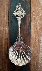 Antiek geperforeerde suikerstrooilepel schelp pelgrimfiguur, Ophalen of Verzenden, Zilver