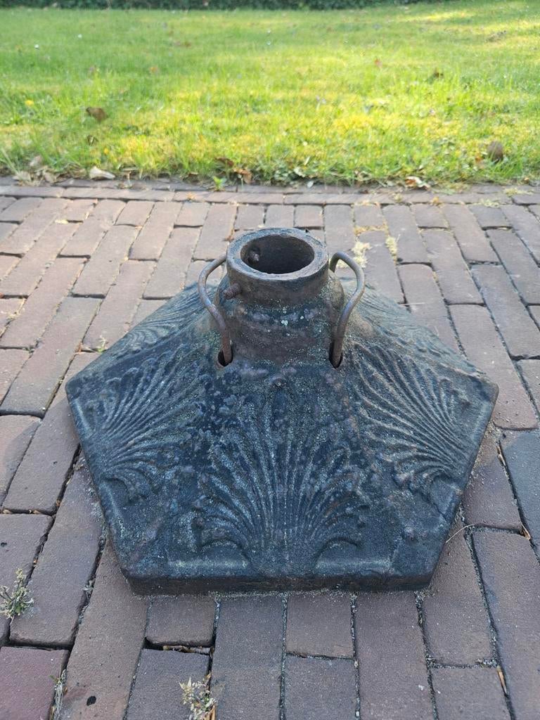 Antieke gietijzeren parasolvoet, Tuin en Terras, Parasols, Ophalen, Gebruikt, Parasolvoet, Nvt
