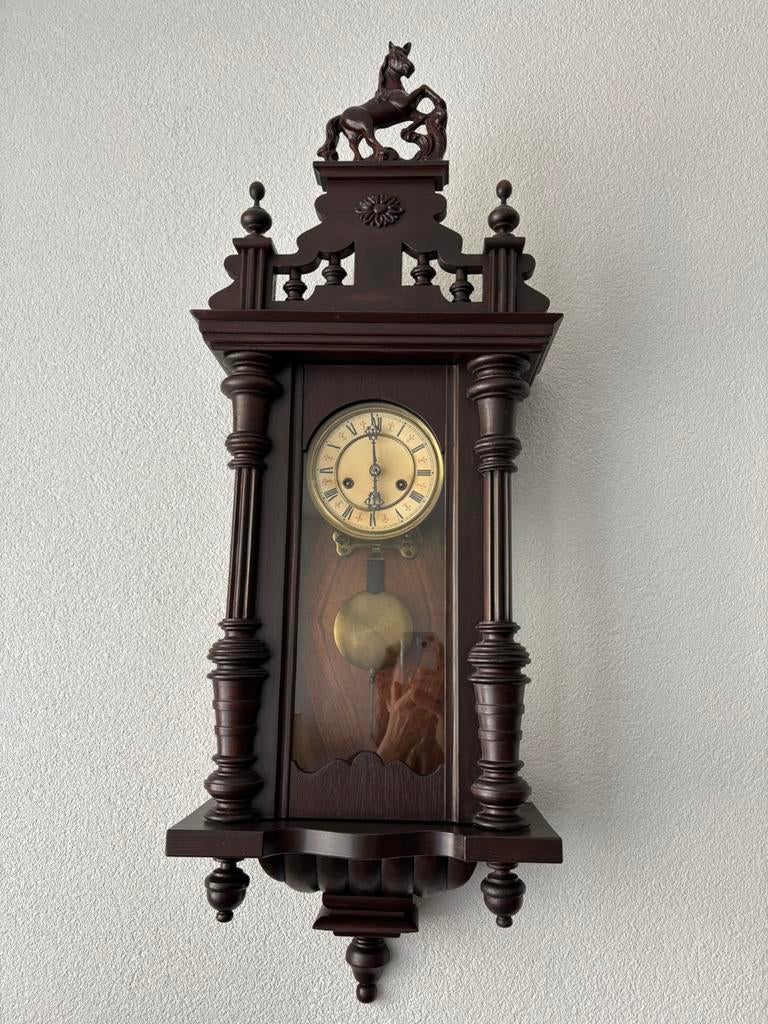 Antieke klok met houtsnijwerk, Ophalen