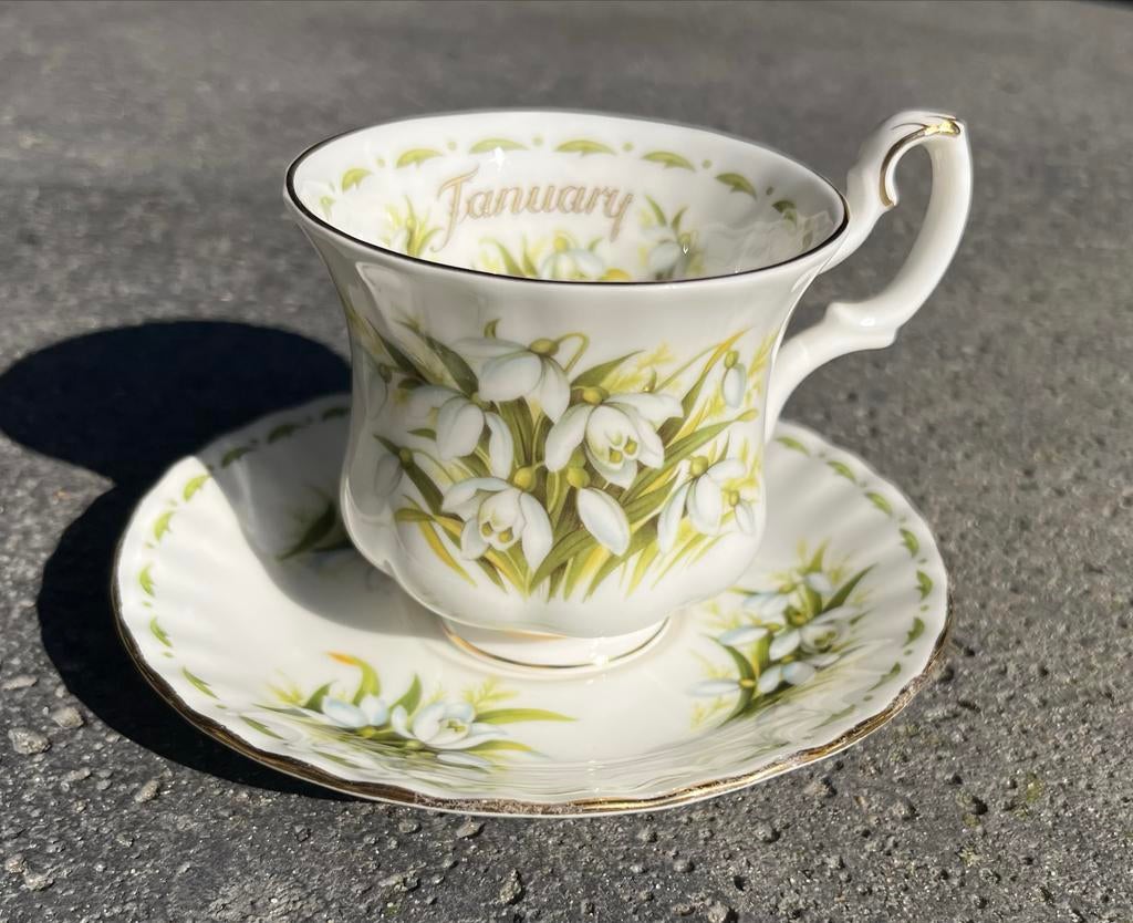 Royal Albert ‘January’ kop en schotel, Gebruikt, Ophalen of Verzenden, Overige stijlen, Kop(pen) en/of Schotel(s)