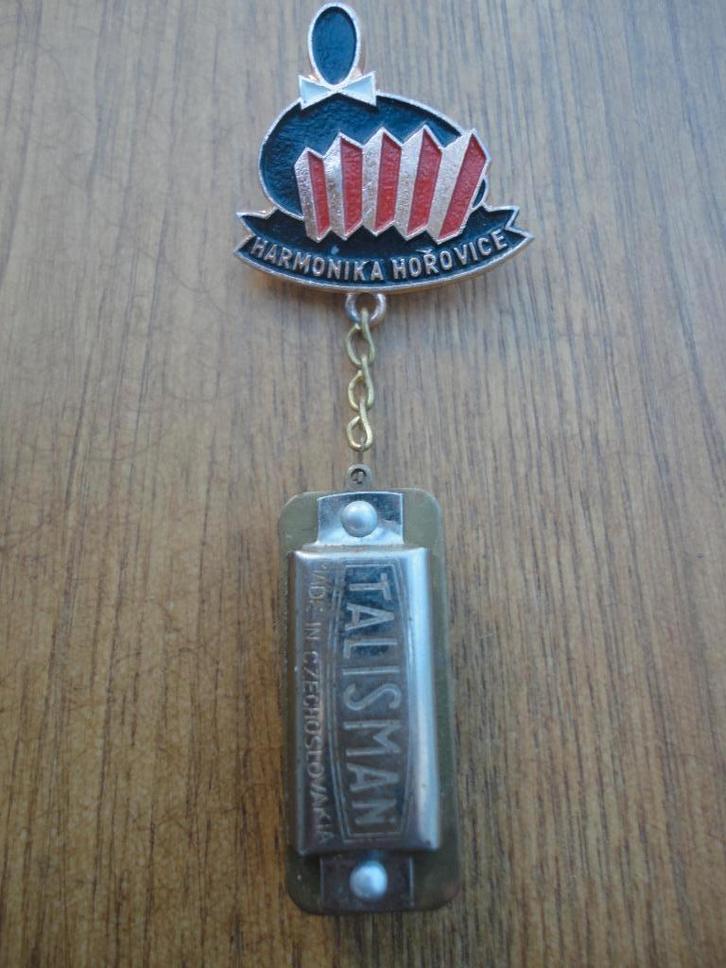 Broche c.q. speld met mini mondharmonica (3 cm), Antiek en Kunst, Curiosa en Brocante, Ophalen of Verzenden