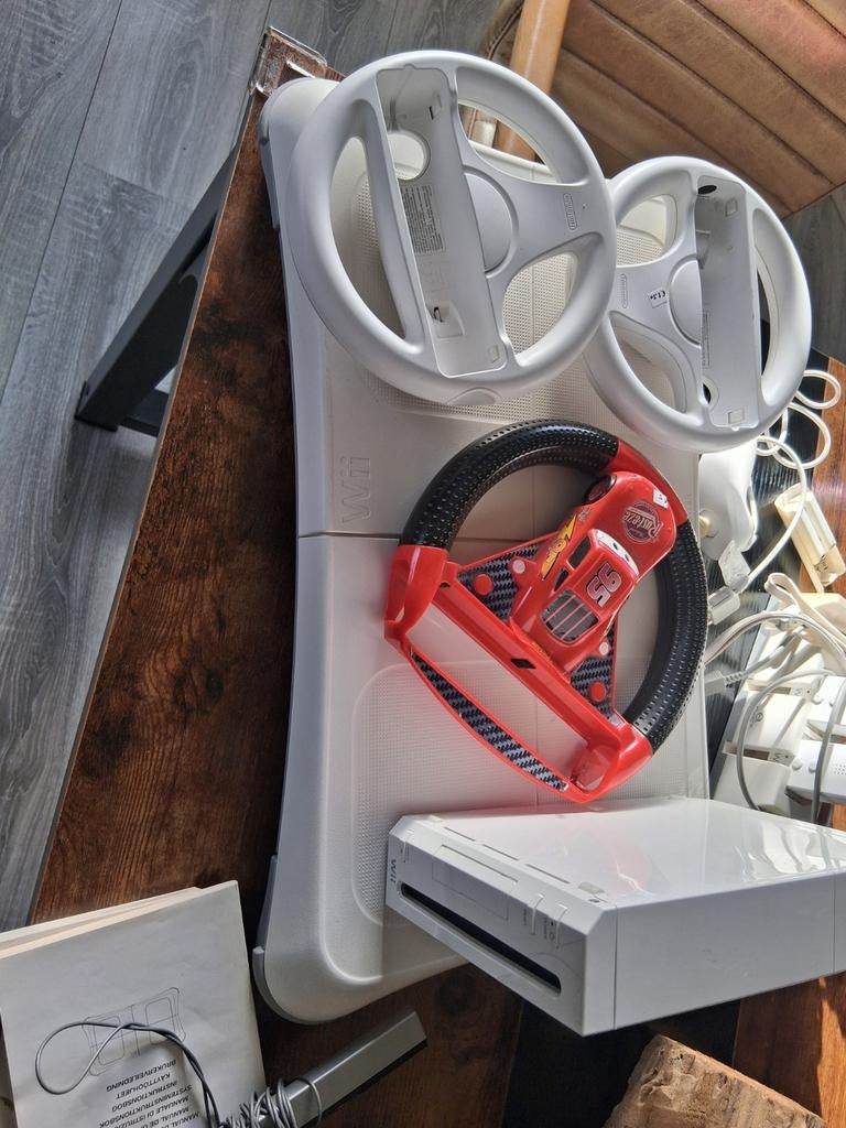 Wii console met accessoires stroomkabel MIST, Ophalen of Verzenden, Gebruikt, Met 2 controllers, Met stuurtje