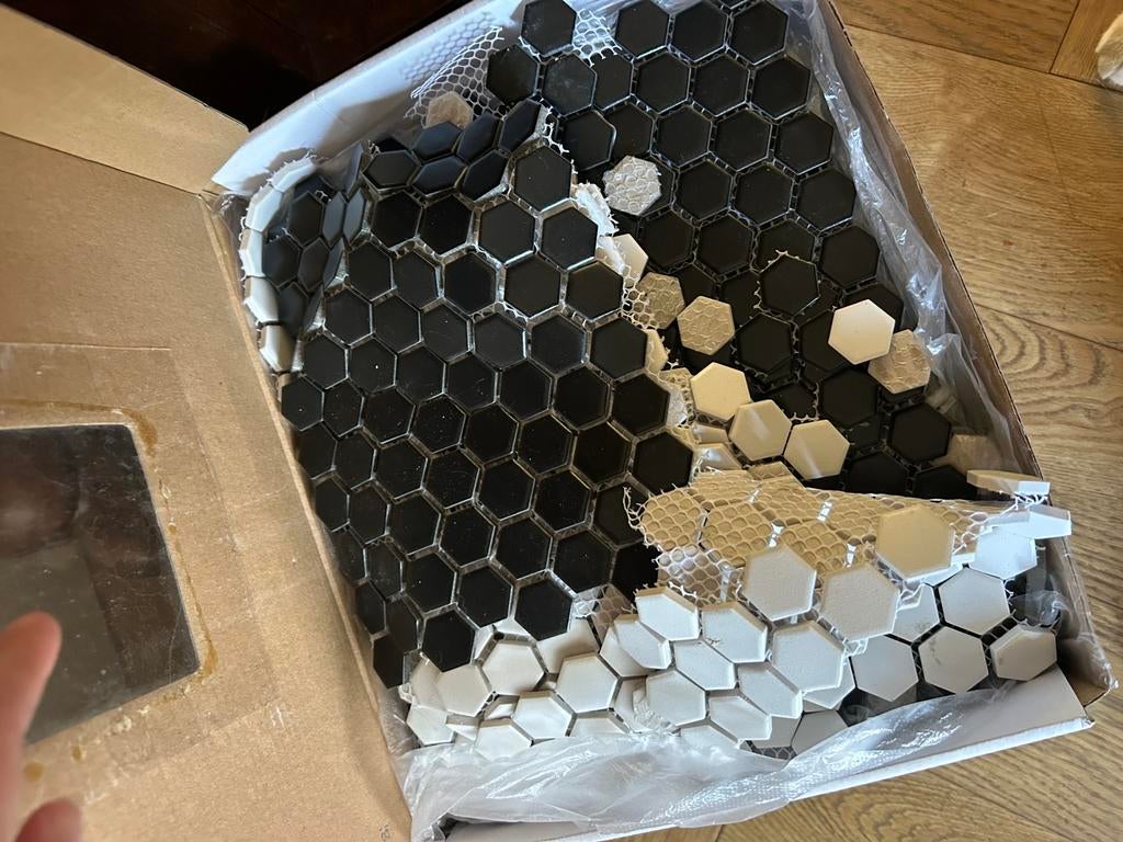 GRATIS: restpartij mozaïek tegels (vooral zwart), Ophalen, Zo goed als nieuw, Minder dan 5 m², 20 tot 40 cm