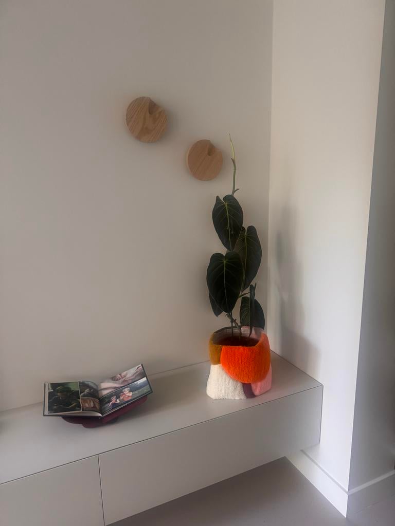 Bloempot houder met gekleurde textuur merk sabibich, Overige materialen, Rond, Ophalen of Verzenden, Binnen
