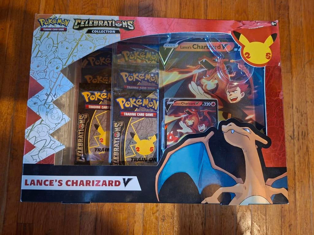 Lance's Charizard V Collection Box met schade, Hobby en Vrije tijd, Verzamelkaartspellen | Pokémon, Ophalen of Verzenden, Nieuw