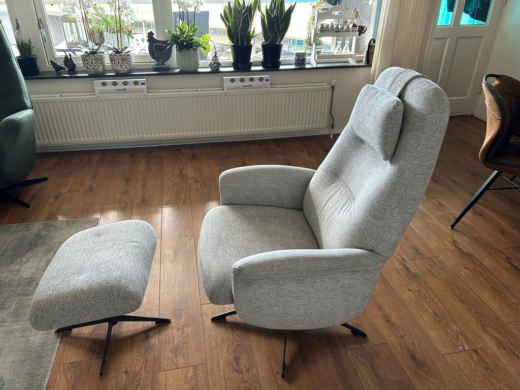 Grijze fauteuil met voetenbank, Huis en Inrichting, Fauteuils, Ophalen, Gebruikt, Stof, 75 tot 100 cm