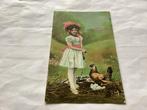 Antieke Ansichtkaart: Meisje met Kip en Eieren (1910), Ophalen of Verzenden, Voor 1920, Gelopen