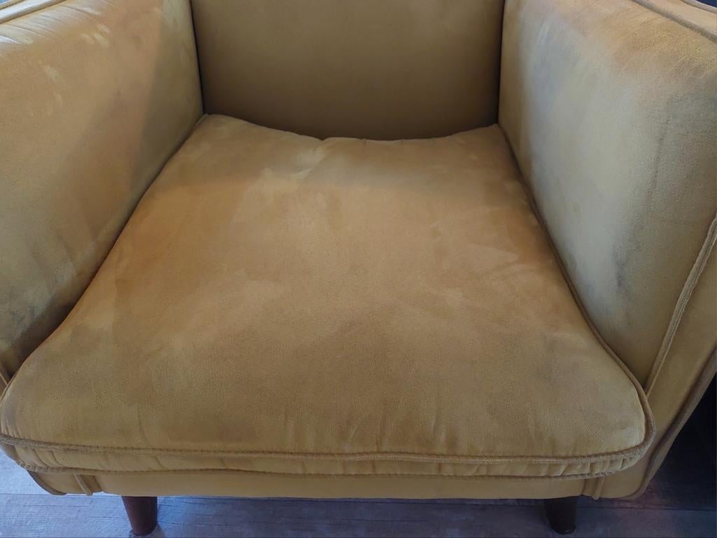 Gele fauteuil met veloursachtige stof en houten pootjes, Huis en Inrichting, Ophalen, Gebruikt, 75 tot 100 cm, Stof