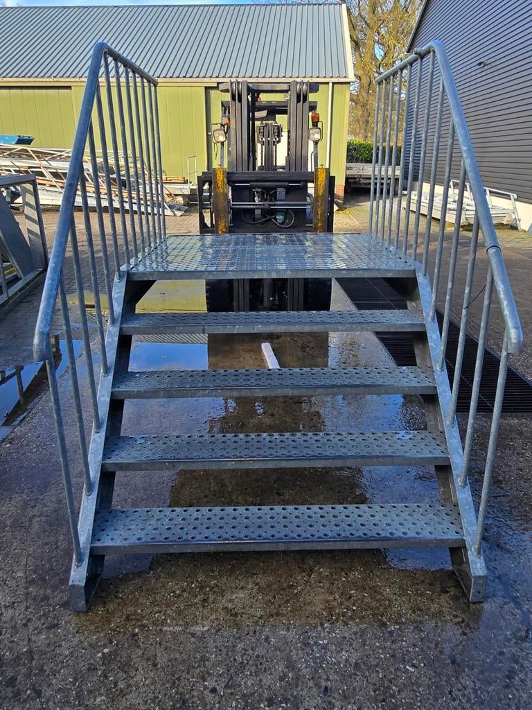 Stalen trap met bordes gegalv. Hoog 1,07 mtr. Nor012, Doe-het-zelf en Verbouw, Ladders en Trappen, Ophalen, 2 tot 4 meter