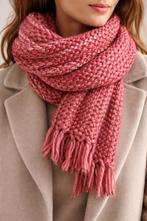 Mooie grof gehaakte roze sjaal, Kleding | Dames, Mutsen, Sjaals en Handschoenen, Ophalen of Verzenden, Zo goed als nieuw, Maat 46/48 (XL) of groter
