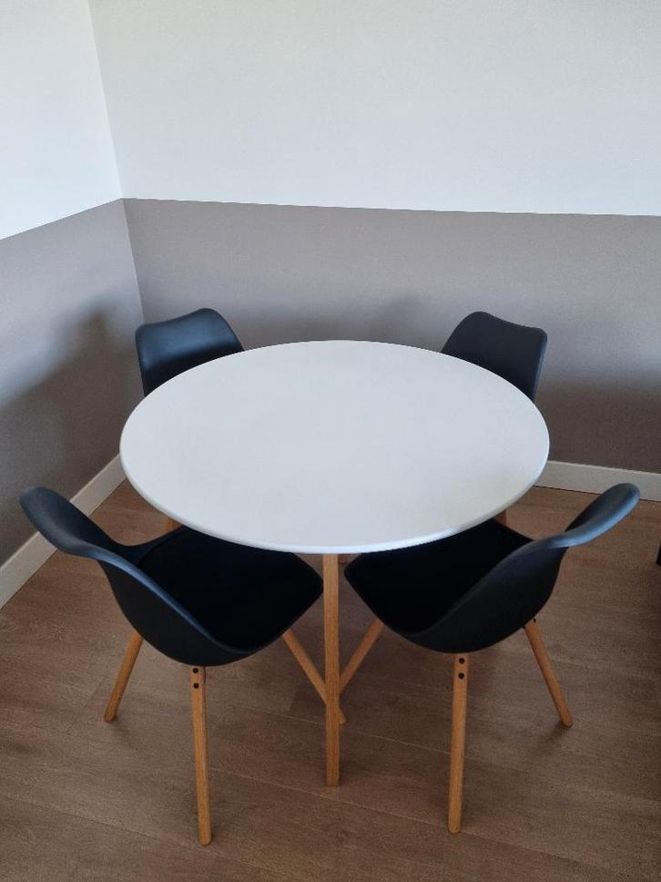 Witte ronde eettafel + 4 stoelen (Jysk), Huis en Inrichting, Tafels | Eettafels, Gebruikt, 100 tot 150 cm, 100 tot 150 cm, Vier personen