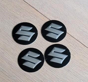 4 aluminium wieldopstickers & ventieldoppen met Suzuki logo