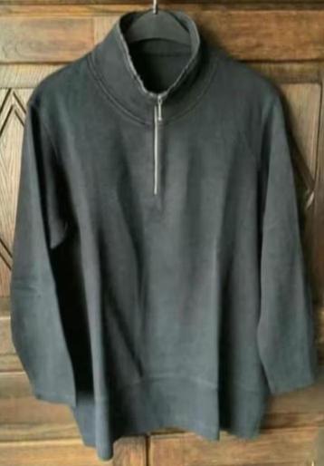 Mooi egaal zwarte top met kraag en ritsje bij hals; large L beschikbaar voor biedingen