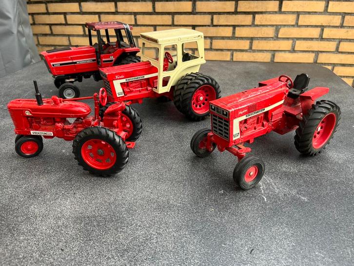 Farmal International tractors Ertl 1/16, Hobby en Vrije tijd, Modelauto's | Overige schalen, Gebruikt, Tractor of Landbouw, Ophalen of Verzenden