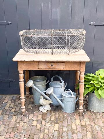 Oude franse draadmand beschikbaar voor biedingen
