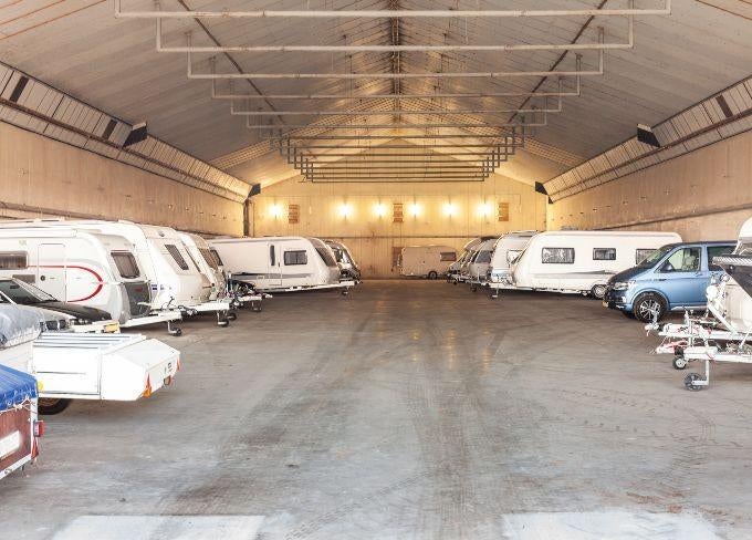 Enkele stallingsplaatsen vrijgekomen,ook voor carnavalswagen, Caravans en Kamperen