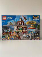 Lego 60271 - Lego City Stadsplein 60271 - *NIEUW*, Nieuw, Complete set, Ophalen of Verzenden, Lego