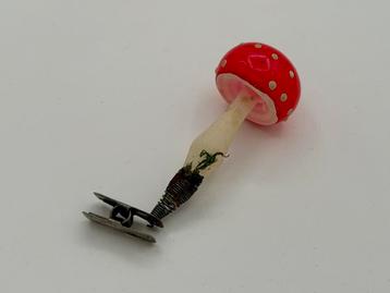 Oude kerstbal paddenstoel op klem beschikbaar voor biedingen