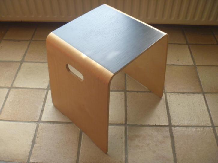 Design krukje/bijzettafeltje niv Desinger Lisa Norinder ZGAN, Huis en Inrichting, Krukjes, Zo goed als nieuw, Hout, Ophalen