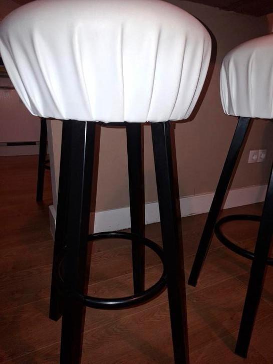 Witte barkrukken 80 cm hoog, Huis en Inrichting, Barkrukken, Zo goed als nieuw, 60 tot 90 cm, Leer, 2 krukken, Met voetsteun, Ophalen