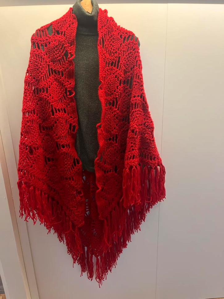 Rode Gehaakte Omslagdoek, Kleding | Dames, Mutsen, Sjaals en Handschoenen, Zo goed als nieuw, Sjaal, Maat 46/48 (XL) of groter