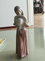 Lladro daisa 1978 girl holding hat porselein beeldje, Ophalen of Verzenden