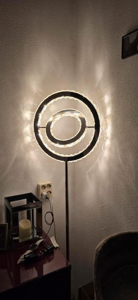 Moderne Vloerlamp met Kristallen Details, Huis en Inrichting, Lampen | Vloerlampen, Zo goed als nieuw, 150 tot 200 cm, Glas, Metaal
