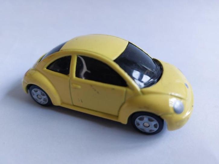 VolksWagen New Beetle van Maisto en Edocar vlageel 3 inch, Hobby en Vrije tijd, Modelauto's | Overige schalen, Nieuw, Auto, Ophalen of Verzenden