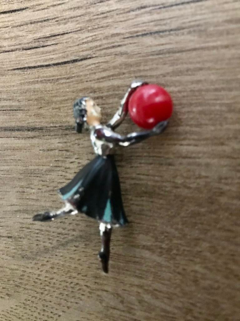 BROCHE RITMISCH GYMNASTIEK DAME MT BEWEGENDE BAL JAREN ‘60, Ophalen of Verzenden, Zo goed als nieuw, 4 tot 7 cm, Overige materialen