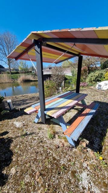 Leuke vrolijke picknicktafel met dakje picknick tafel beschikbaar voor biedingen