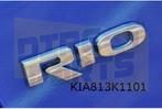 Kia Rio embleem tekst ''Rio'' op achterklep  Origineel!   86, Auto-onderdelen, Kia, -, Verzenden, -