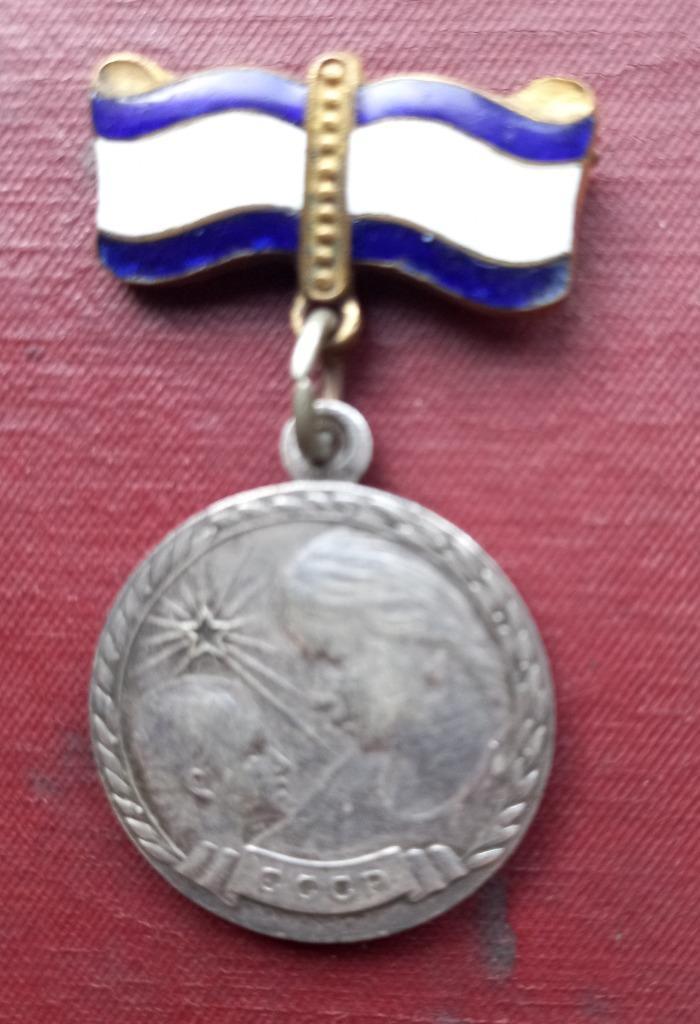 USSR Moederschapsmedaille 1ste klasse voor 6 kinderen zilver, Verzamelen, Militaria | Algemeen, Landmacht, Duitsland, Ophalen of Verzenden