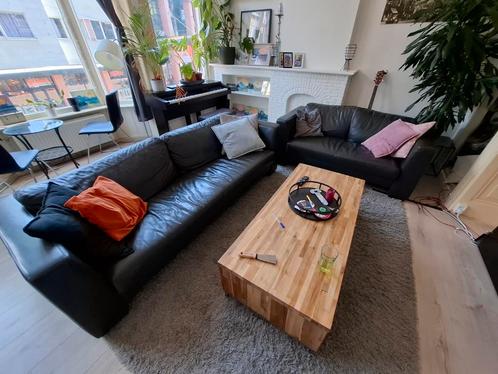 Set van twee grijze leren banken in goede staat, Huis en Inrichting, Banken | Bankstellen, Gebruikt, Rechte bank, Vierpersoons of meer